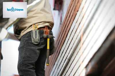 cebinde çekiç ve pense olan inşaat işçisi