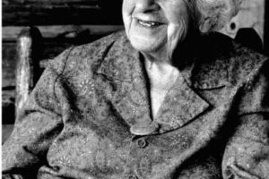 gülümseyen yaşlı kadın