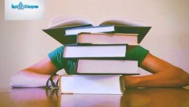 kitapların arkasında uyuyan öğrenci