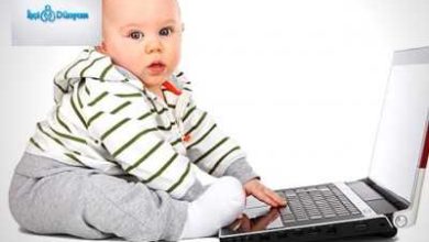 bilgisayarla oynayan bebek