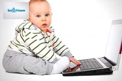 bilgisayarla oynayan bebek
