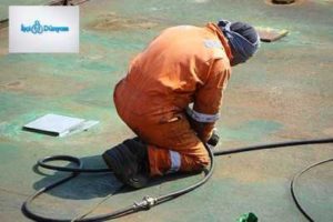 çalışan turuncu giysili işçi